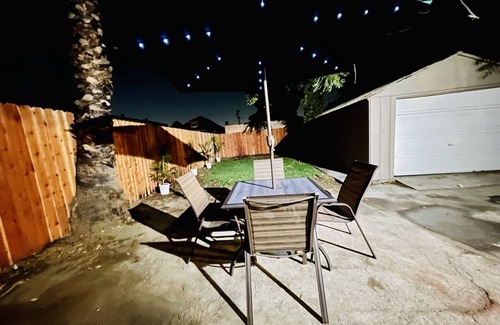 Los Angeles House | A cozy 2BR 2Bath vacation home close to DTLA, USC, Arts District & CRYPTO ARENA!