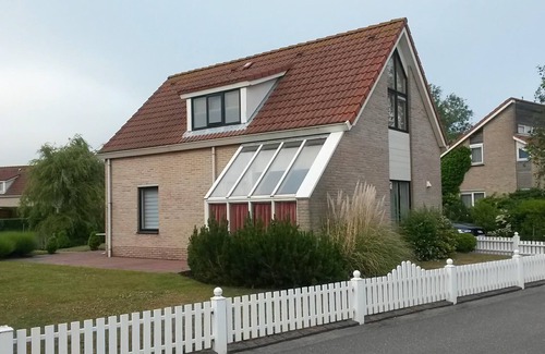 Breskens House | A detached 6-person bungalow with approx. 102m2 of living comfort and a lovely garden right by the water.