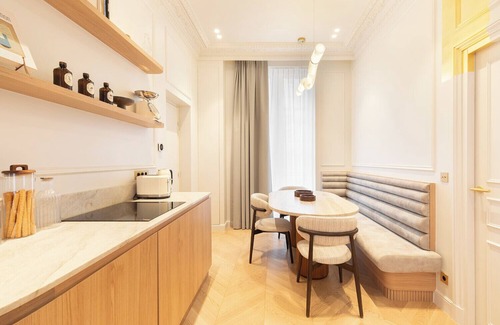 Paris City Center Apartment | A Elegant 2-BR/2BA with Services in Louvre