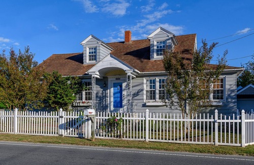 Chincoteague House | A fabulous Pet-Friendly home that sleeps 10 in 4 Bedrooms, with a Private Pool!