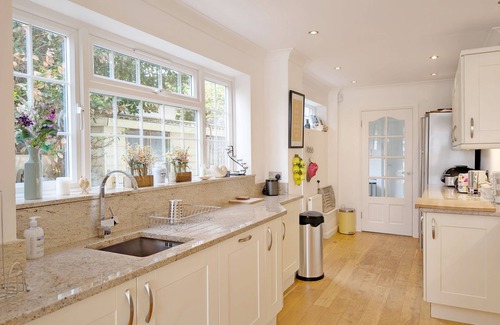 Bognor Regis Cottage | A family house that sleeps 12 guests in 6 bedrooms