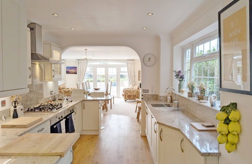 Bognor Regis Cottage | A family house that sleeps 12 guests in 6 bedrooms
