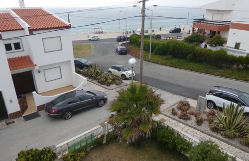 Praia de Santa Cruz Villa | A few meters from a magnificent beach for surfing.