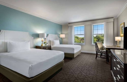Central West End Hotel | A Few Minutes Walk from World Chess Hall of Fame! 4 Spaces, Pool, Parking