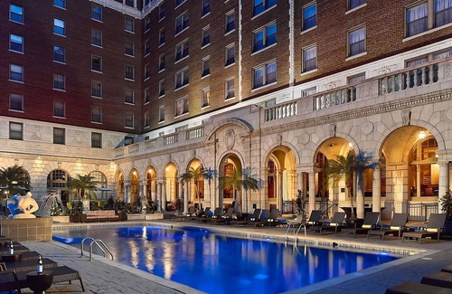 Central West End Hotel | A Few Minutes Walk from World Chess Hall of Fame! 4 Spaces, Pool, Parking