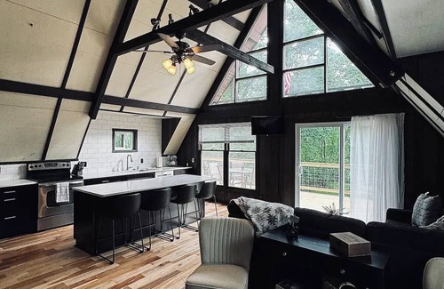 West Salem House | A-Frame Cozy Cabin/HOT TUB/Sleeps 6