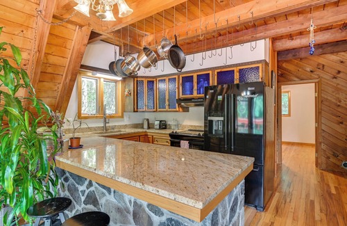 Town of Grafton House | A-Frame Retreat: Next to Grafton Lakes St Park