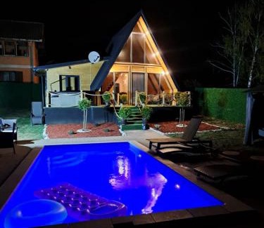 Mladenovac Villa | A Frame Vila sa Saunom Jakuzi kadom i toplim bazenom
