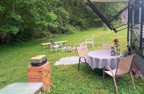 Lancaster RV Rental | A full glamping experience that lets you escape & enjoy the serenity of nature.