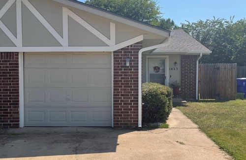 Norman House | A game day getaway, 1.5 miles to Campus & NCED Conference Center!