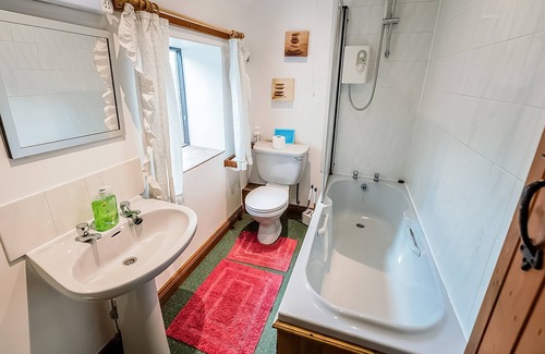 Cauldon Low Cottage | A great holiday base for a family who are wanting to tour the Peak District National Park and Doveda