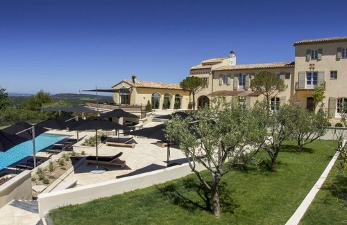 Venasque Villa | A HAVEN OF PARADISE PERCHED ON THE FAMOUS HILLS OF LUBERON