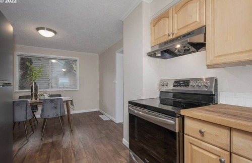 Portsmouth House | A Home A Way from your Home with 3-bedroom & 2 bathroom with free parking