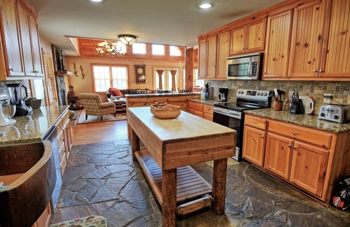 Fleetwood Cabin | A Home Sweet Home-Open for Bookings! Hot Tub, Game Room, Wi-Fi
