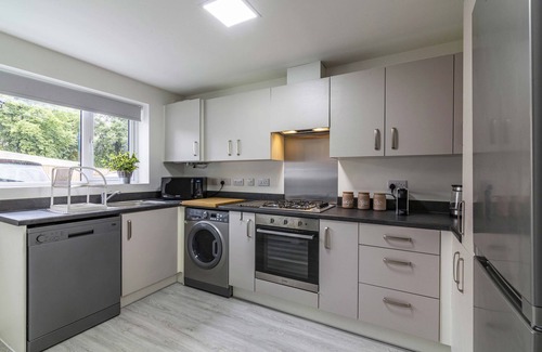Nottingham House | A homely, open 2bed self contained House w/parking