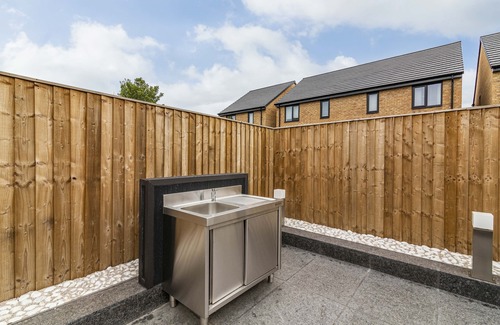 Nottingham House | A homely, open 2bed self contained House w/parking