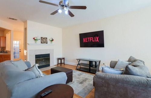 Garland House | A Homey and Relaxing Stay in Garland