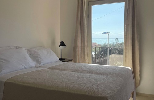 Cava dʼAliga Villa | A house on the bay of Cava d'Aliga, for a break between the sea and the hinterland.