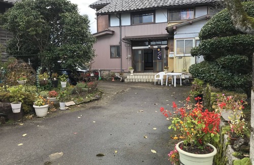 Uozu House | A house with a rural garden