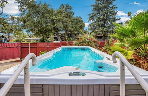 Pasadena House | A Huge, Calm, Relaxing, Beautiful Home w Swim Spa close to Universal Studio