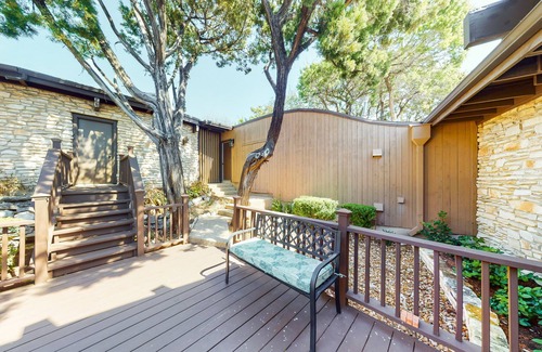 Sky Forest House | A King's View of Hill Country: Scenic Home w/End-to-End Deck
