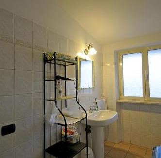 Fiumicino House | A La vue chambre BAGNO CONDIVISO SHARED BOTH2piano no lift no navetta a pagamento aria condizionata ed extra bed 3 MINUTI A PIEDI DA BUS PER FIERA DI ROMA