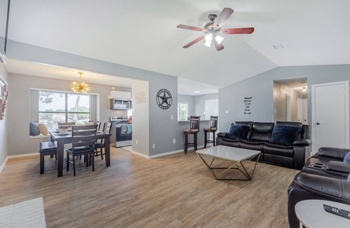 Irving House | A Lakehouse right here in Irving!
