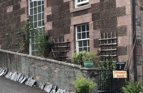 Newburgh Apartment | A large artistic, quiet flat within a converted Scottish chapel