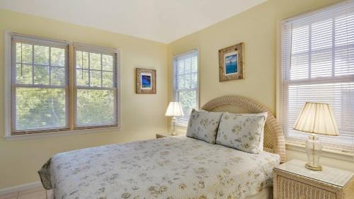 Key West House | A Little Slice Of Paradise by AvantStay Communal Pool Screened in Porch Great Location Month Long Stays