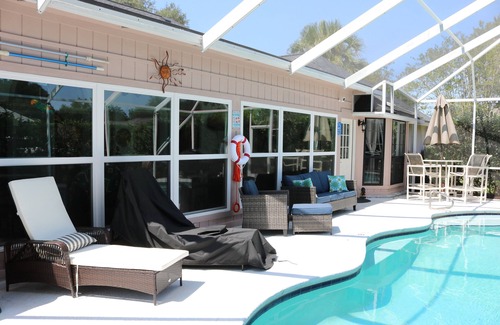 Southside House | A Little Southwest in the Southeast! Great Pool Home in Jacksonville!
