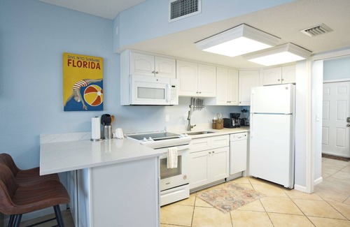 Bradenton Beach Condo | A+ location beachfront condo w screened in lanai & hot tub on Anna Maria Island