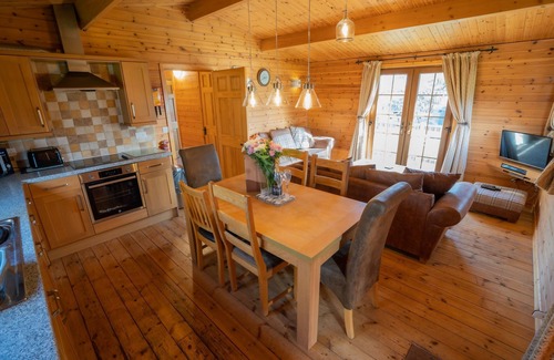 East Huntspill Ski Chalet | A lodge with a range of amenities, including open plan dining and living area. Free wi fi , bedding