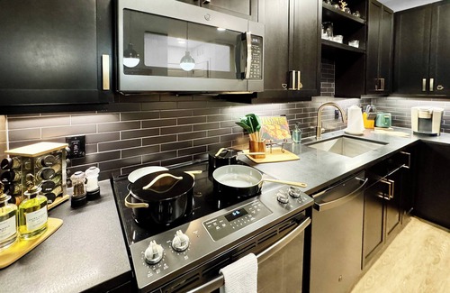 Deep Ellum Apartment | A Luxe Stay in Deep Ellum - Free Parking + Pool + Rooftop + King Bed + Walkable
