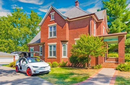 Peoria House | A luxury and modern estate. Free airport transfer with Tesla Model X!