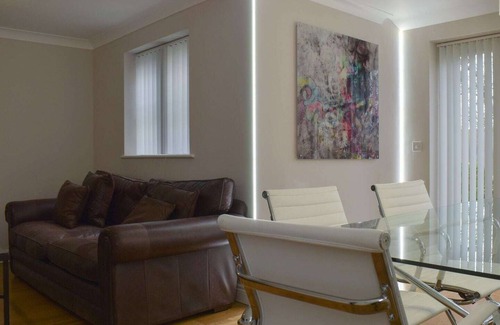 Norton Sub Hamdon Cottage | A luxury cottage located close to Hollies Hotel with a fabulous bar and restaurant.