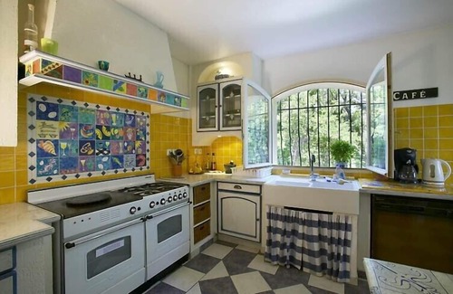 Grand Sud Villa | A Magnificent Provençal Villa with Fibre Optic Internet set in private gardens