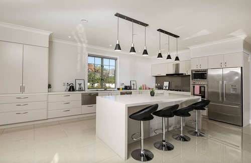 Papakura Villa | A Majestic Slice of Heaven with a private lake!