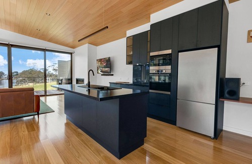 Forge Creek House | A modern and exquisitely decorated studio perched atop the serene shoreline