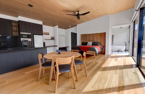 Forge Creek House | A modern and exquisitely decorated studio perched atop the serene shoreline