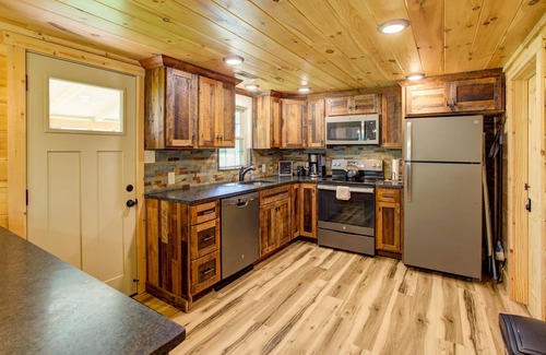 Elizabethtown House | A Modern Rustic Chalet with HOT TUB! Near Hershey, PA