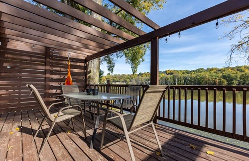 East Dubuque House | A MUST SEE! 2BR Lakefront Home w/Boats & More!