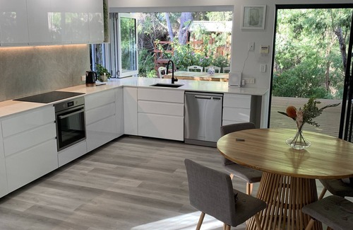 Dunsborough House | A nature haven within walking distance to beach/town with pool - swim spa- deck.