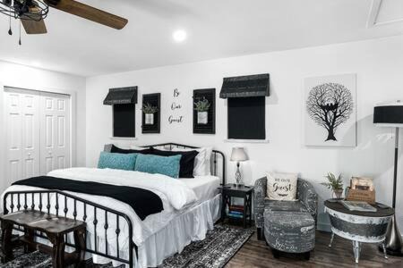 Fredericksburg House | A Nest For Two, Bathhouse, Firepit, Sleeps 2