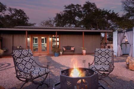 Fredericksburg House | A Nest For Two, Bathhouse, Firepit, Sleeps 2