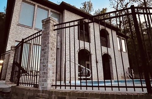 Guntersville House | A NEWER UPSCALE LAKEFRONT HOME WITH POOL