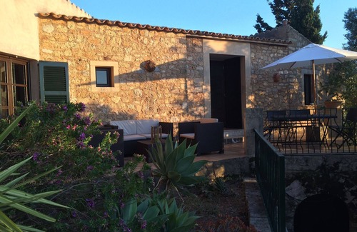 Arta Cottage | A peacefull country villa with beautiful views over the sea and mountains.