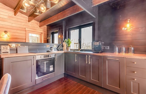 Waterlooville Cottage | A peaceful luxury lodge with wood-fired hot tub, enclosed garden and private parking.