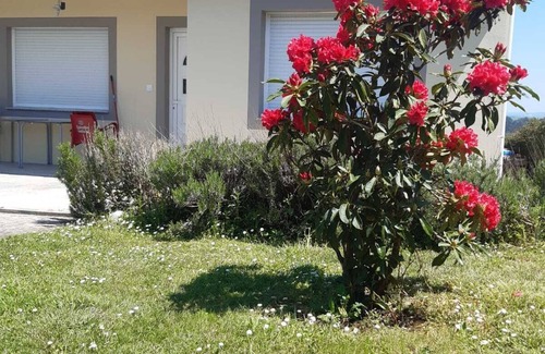 Cambre House | A pedreira. Country cottage with large lawn. Well-equipped.