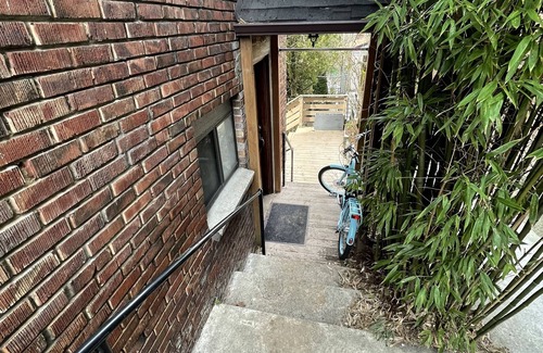 Mid-Beacon Hill Apartment | A PINK DOOR WELCOME near eateries breakfast + parking included