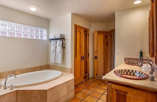 Cave Creek Hotel | A Place You'll Surely Enjoy! Outdoor Pool, Full Kitchen, Free Parking!
